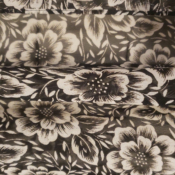 Sheer long scarf with black & white floral pattern - Picture 3 of 3